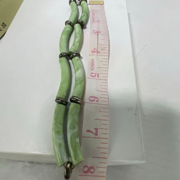 Vintage faux jade acrylic/metal necklace - Picture 5 of 9